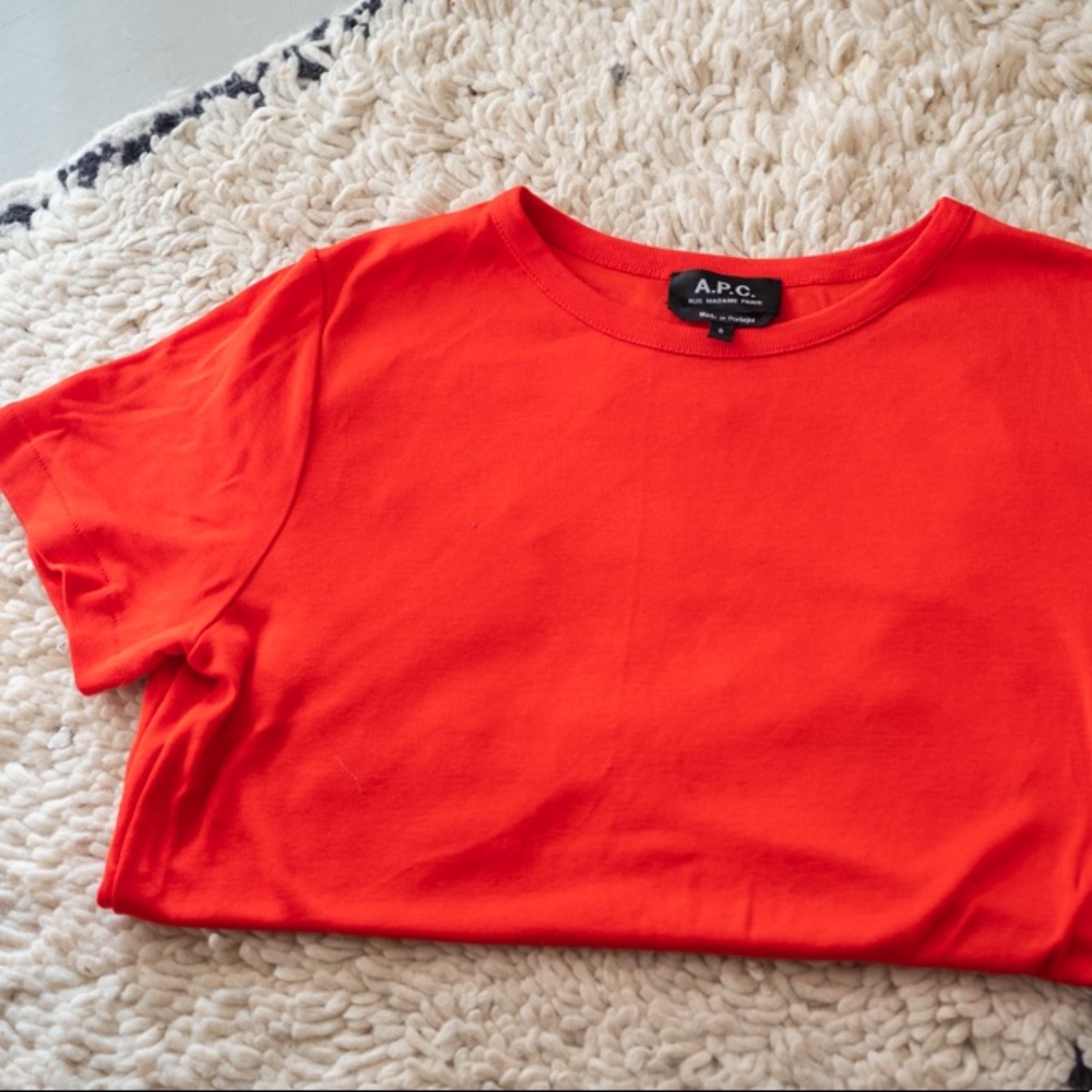 APC tee red size Small